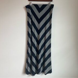 Banana Republic long skirt in dark navy and grey stripe. Size: L